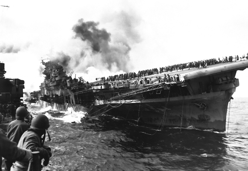 Attack_on_carrier_USS_Franklin_19_March_1945.jpg