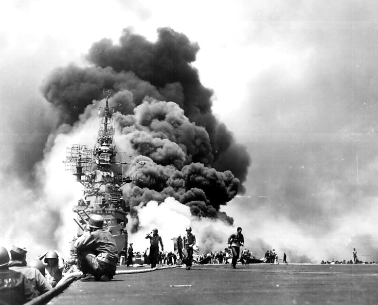 USS_Bunker_Hill_hit_by_two_Kamikazes.jpg
